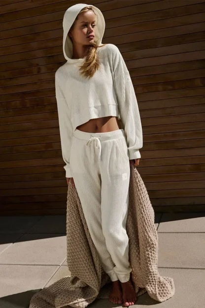 Cropped Sweatsuit with Plain Color Design - Image 12