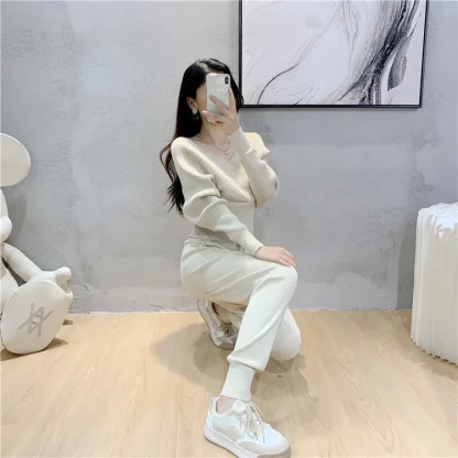 V-neck Knitted Cropped Sweatsuits for Women - Image 11