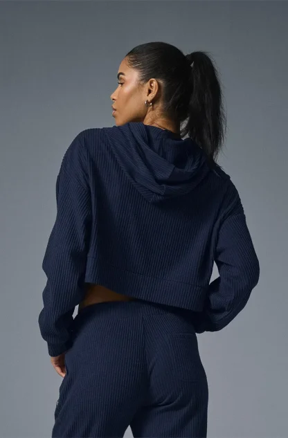 Cropped Sweatsuit with Plain Color Design - Image 11